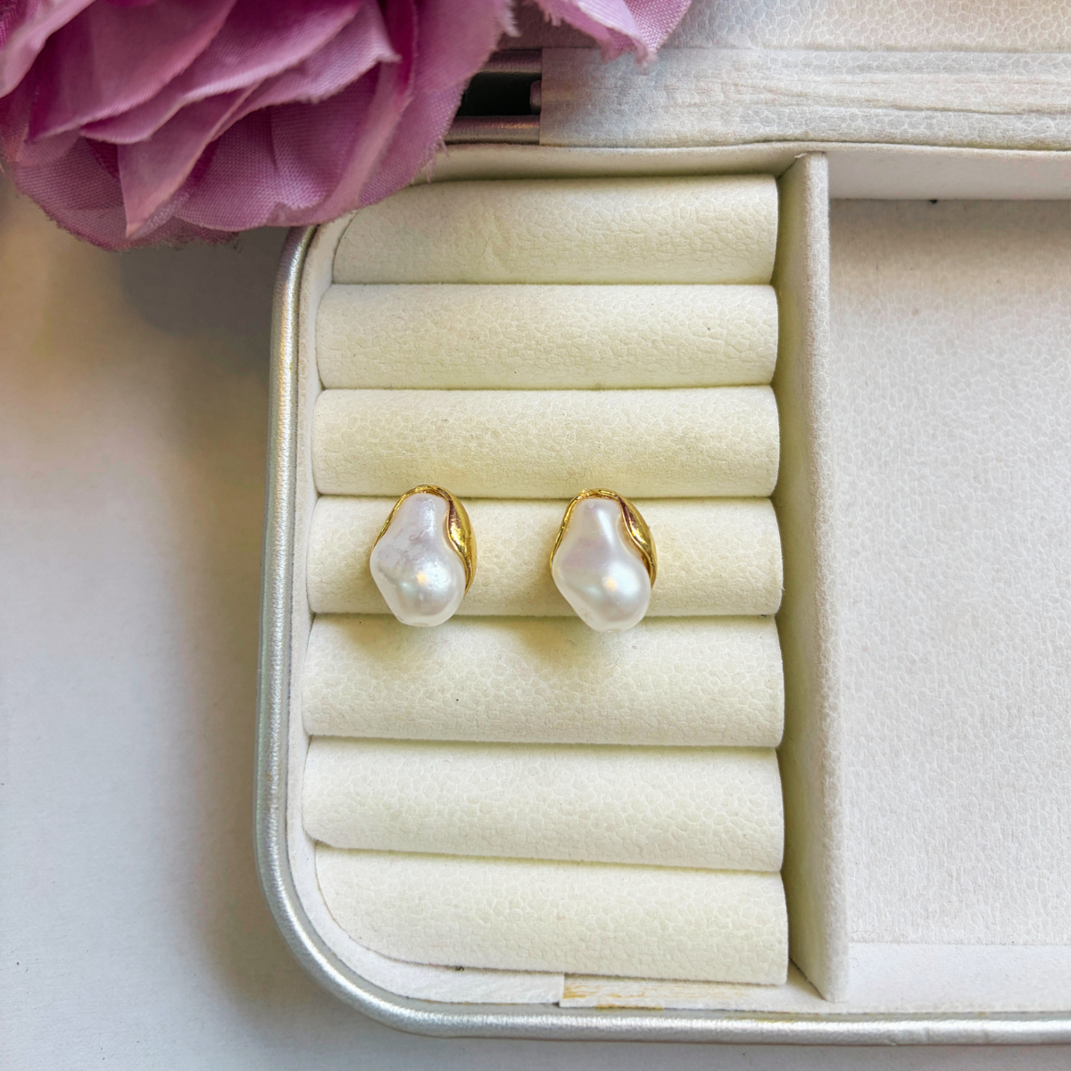 Luna Pearl Studs Earrings- Gold